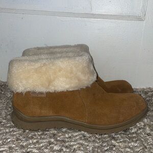 Minnetonka ankle boots with faux fur lined